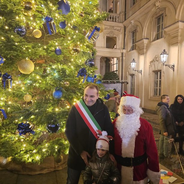 A Torino è Natale: si accende l'albero, il boschetto si illumina