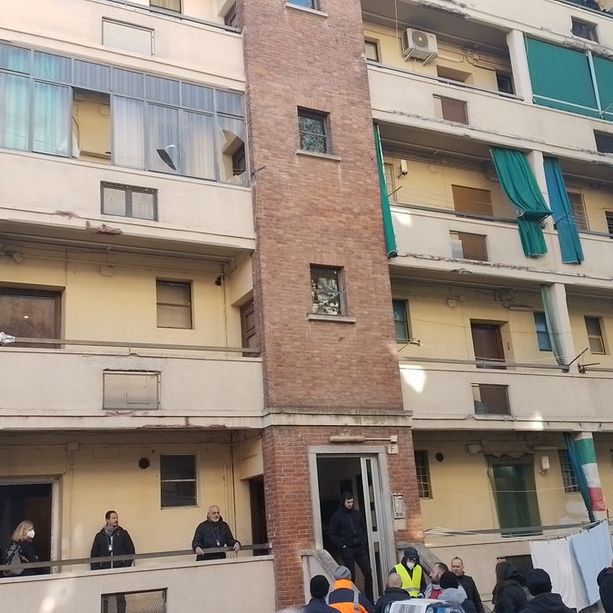 Sgombero delle occupazioni in via Scarsellini: &quot;Ci mandano via, bruciamo tutti&quot;