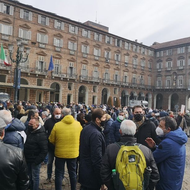 Ambulanti in protesta contro le chiusure, il Piemonte vuole supertassare i colossi del web