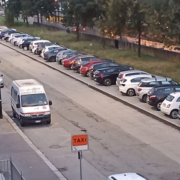 &quot;C'è Juve-Roma. L'ambulanza è costretta a sostare sulla fermata del bus&quot;