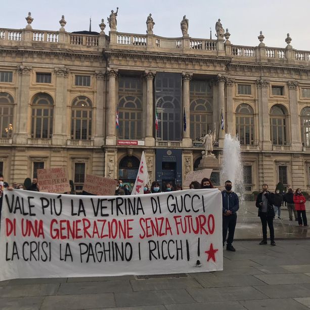 Gli anarchici manifestano a Torino: piazza Castello blindata dalla polizia [FOTO]