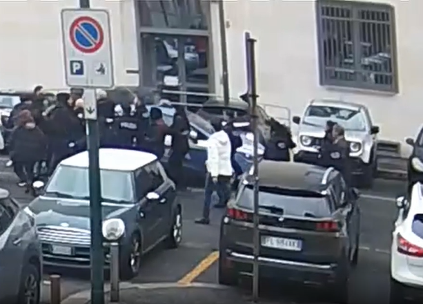 Disordini e botte per liberare uno straniero destianto al Cpr di Milano: 12 anarchici nei guai [VIDEO]