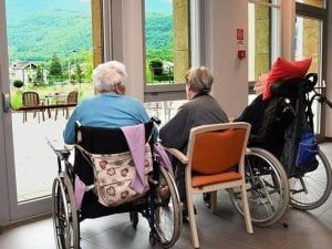 Rsa sotto accusa per aver legato ospiti: “Queste modalità non ci appartengono”