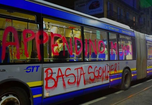 Minacce ad Appendino, il commento della sindaca: “Non sono preoccupata, cosa voleva dimostrare chi imbratta un bus?” [VIDEO]