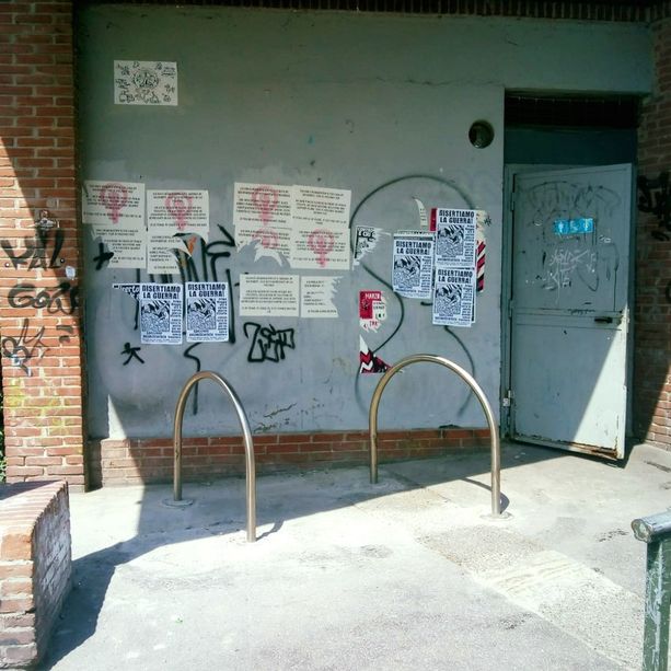 Borgo Dora, archetti porta bici dove trovava riparo una senzatetto: “È architettura ostile”