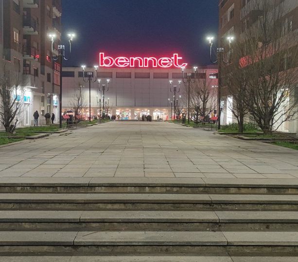Fontana pericolante, pavimentazione a pezzi e avvallamenti: i residenti di piazza Giovanni Paolo II chiedono interventi