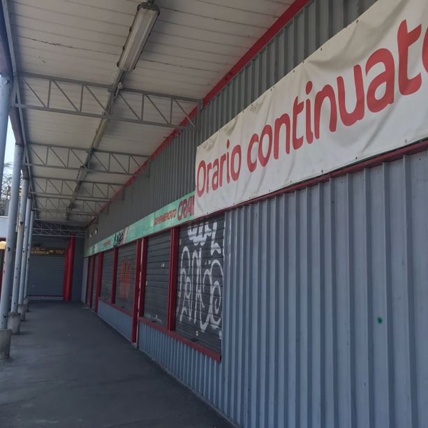 Via Farinelli, il &quot;centro commerciale E13&quot; cade a pezzi: abbandono e tante serrande abbassate [FOTO e VIDEO]