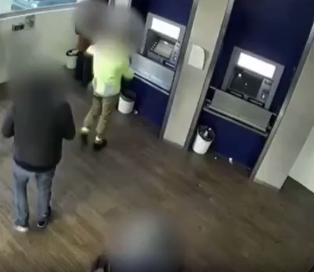 Raggirano una signora 80enne rubandole borsa e bancomat: un uomo e una donna in manette [VIDEO]