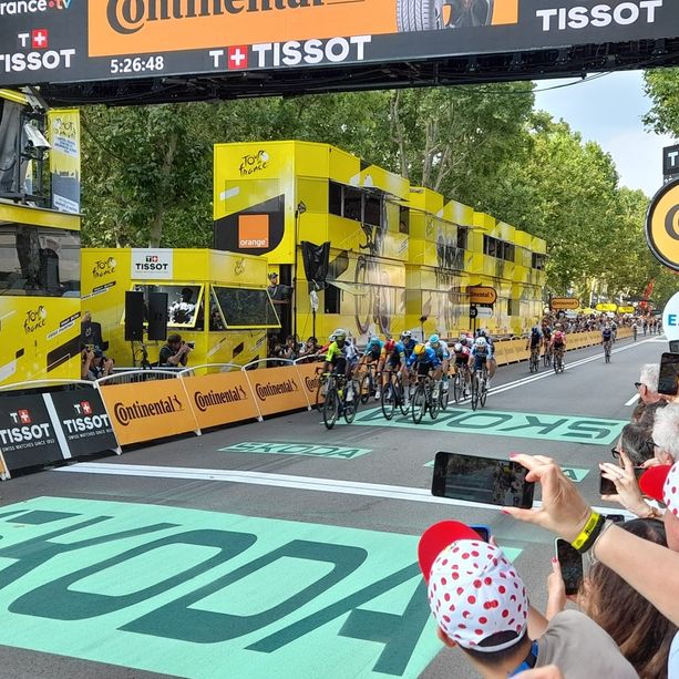 Girmay sfreccia per primo sul traguardo di Torino, Carapaz nuova maglia gialla del Tour [FOTO]