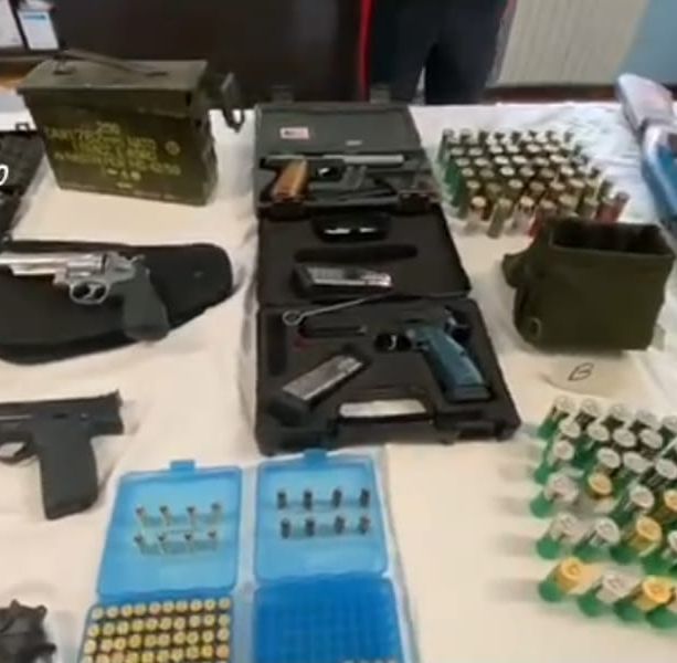 Alpignano, scoperto dai carabinieri un arsenale di armi rubate: 6 fucili, 11 pistole e centinaia di munizioni [VIDEO]