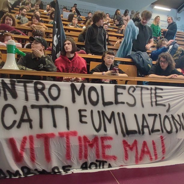 Revocati gli arresti domiciliari al docente universitario accusato di molestie nei confronti delle studentesse