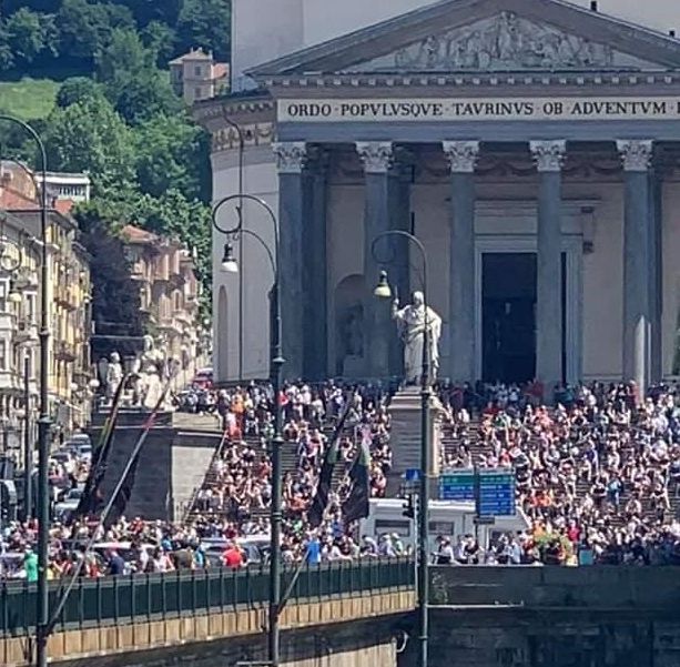 Le frecce tricolori lasciano una scia di polemiche (politiche): assembramenti in centro per vedere lo spettacolo aereo [FOTO E VIDEO]