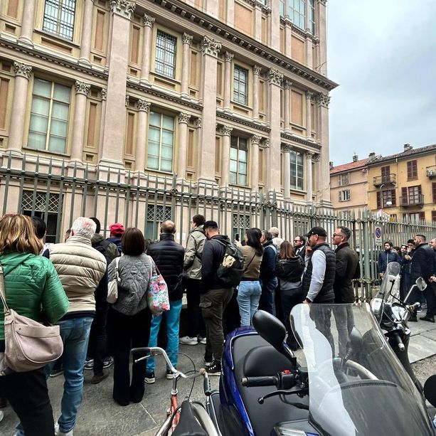 Bagno di folla per Willem Dafoe, Giuseppe Tornatore e Dante Ferretti: la delegazione di Scorsese si concede ad autografi e selfie
