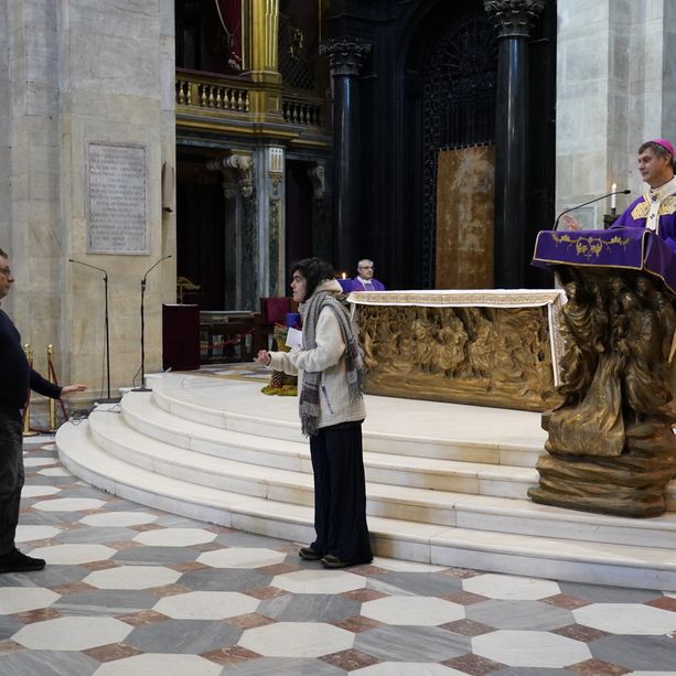 Crisi climatica, le attiviste di Extinction Rebellion interrompono la messa in Duomo con l'arcivescovo Repole