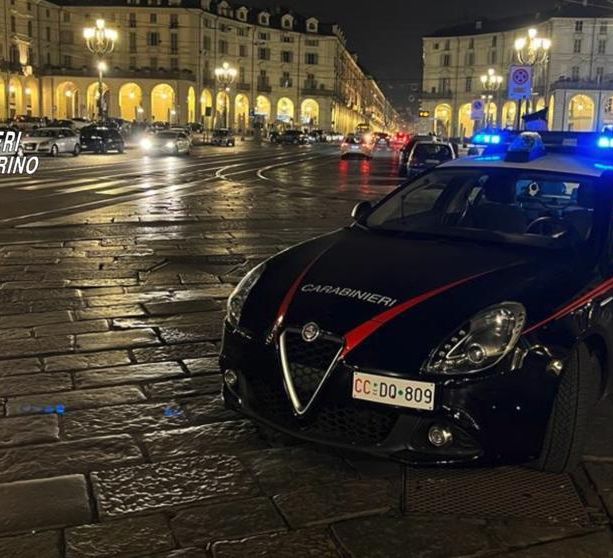 Ingoiano la droga alla vista dei carabinieri: sempre più spesso i pusher pensano di farla franca così (ma non ci riescono)