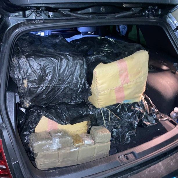 Aveva 226 chili di droga a bordo dell'auto: nei guai un uomo di 35 anni. Avrebbero fruttato 2 milioni di euro