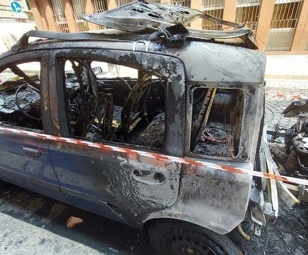 E' di nuovo allarme piromane: auto date alla fiamme nella notte a Torino e Moncalieri