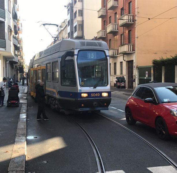 Tram bloccati dalle auto in malasosta: nel 2021 a Torino già 111 casi