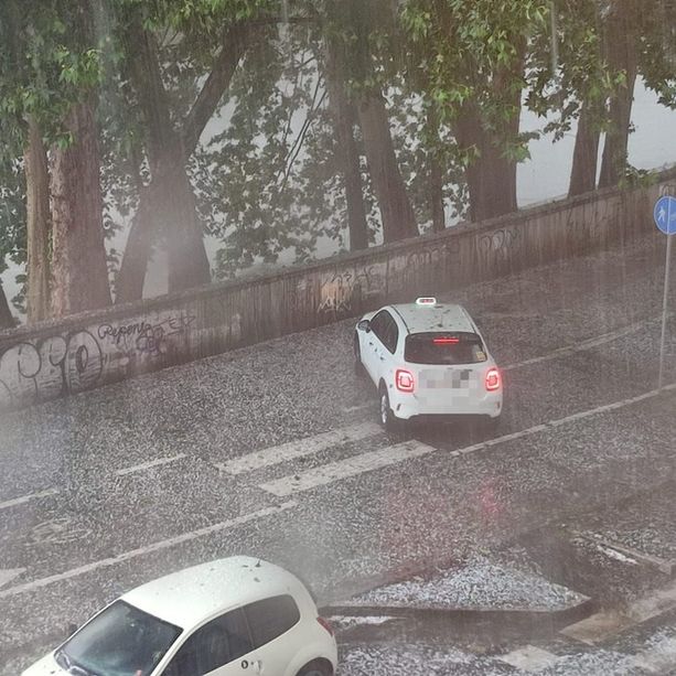 Parcheggio “selvaggio” per ripararsi dalla grandine: taxi su marciapiede e pista ciclabile a Torino