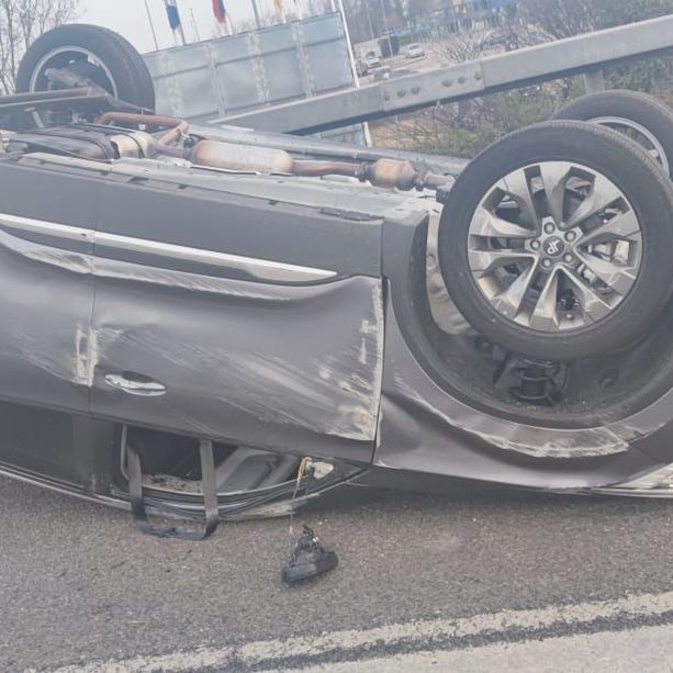 Incidente sulla Torino-Pinerolo all'altezza di Piscina: un'auto si ribalta sulla carreggiata