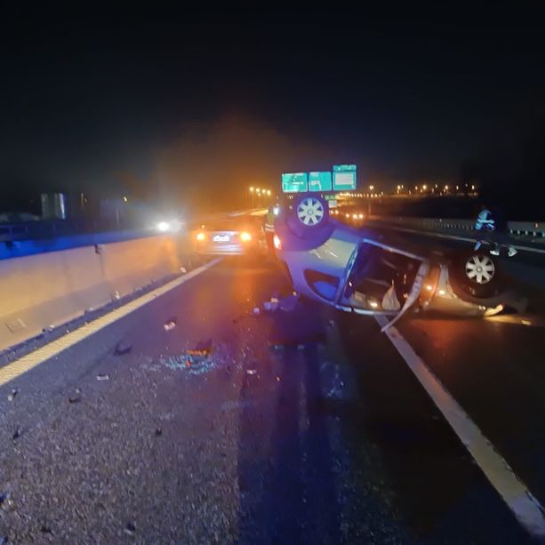 Maxi incidente nella notte in tangenziale: 5 veicoli coinvolti, un’auto si ribalta