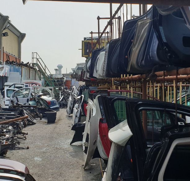 Traffico di macchine rubate: a Torino la Polizia fa saltare la rete dei ladri e degli autodemolitori [VIDEO]