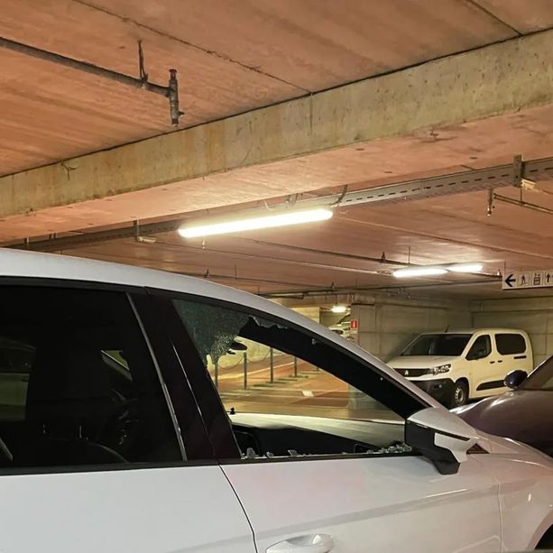 Raid vandalico nel multipiano di piazza Sofia: rotti i finestrini alle auto parcheggiate Raid vandalico nel multipiano di piazza Sofia: rotti i finestrini alle auto parcheggiate