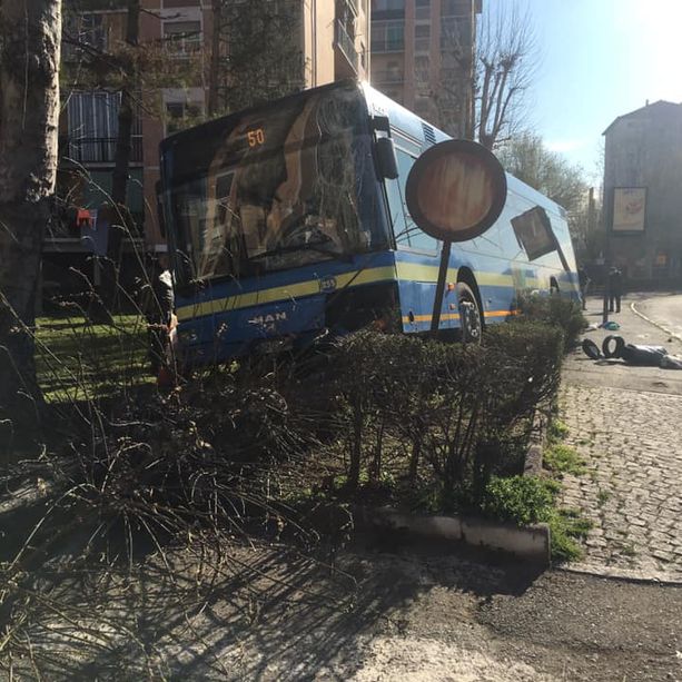 Autobus esce di strada alla banchina: tragedia sfiorata alla Falchera