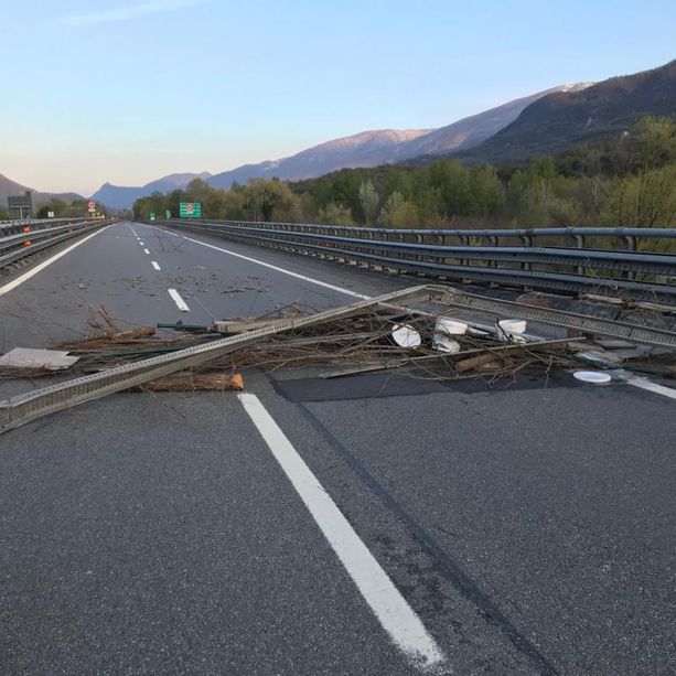 Corteo No Tav in Val Susa: razzi e sassi contro la polizia. Bloccata l'autostrada del Frejus [FOTO]