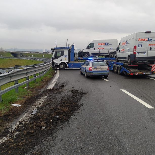 Autotreno si intraversa in tangenziale: nessun ferito ma svincolo Falchera chiuso al traffico