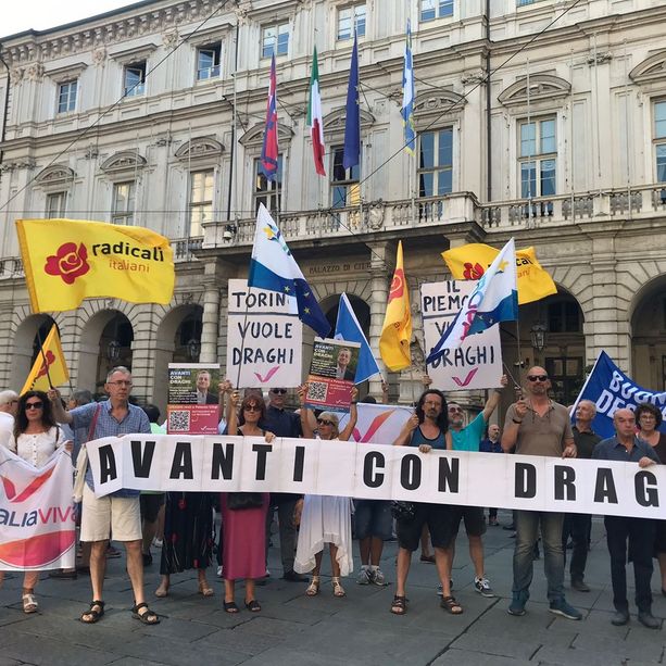 La politica scende in piazza per Draghi anche a Torino: &quot;Resti per dare credibilità all'Italia&quot; [VIDEO e FOTO]