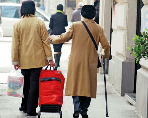 Maltrattano una disabile di 55 anni, due badanti italiane finiscono nei guai