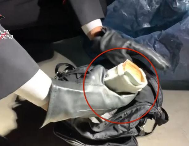 Il trucco della monetina per derubare gli anziani, alcune badanti a custodire il bottino: 3 arresti e 6 denunce [VIDEO]