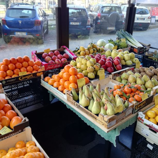 Cassette di agrumi al posto dei tavolini: &quot;Per sopravvivere, il nostro bar ora vende anche frutta e verdura&quot; [VIDEO]