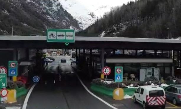 Blitz della polizia nelle stazioni e nei valichi di frontiera: obiettivo le piazze di spaccio gestite da immigrati irregolari [VIDEO]