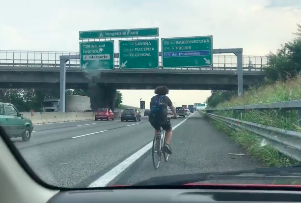Ciclista con la bici in tangenziale, l'allarme della polizia stradale: &quot;Ne fermiamo uno ogni due giorni&quot; [VIDEO]