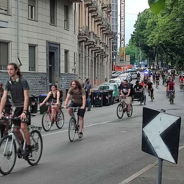 Aurora, la paura lascia spazio alla vita: “biciclettata” per le vie del quartiere
