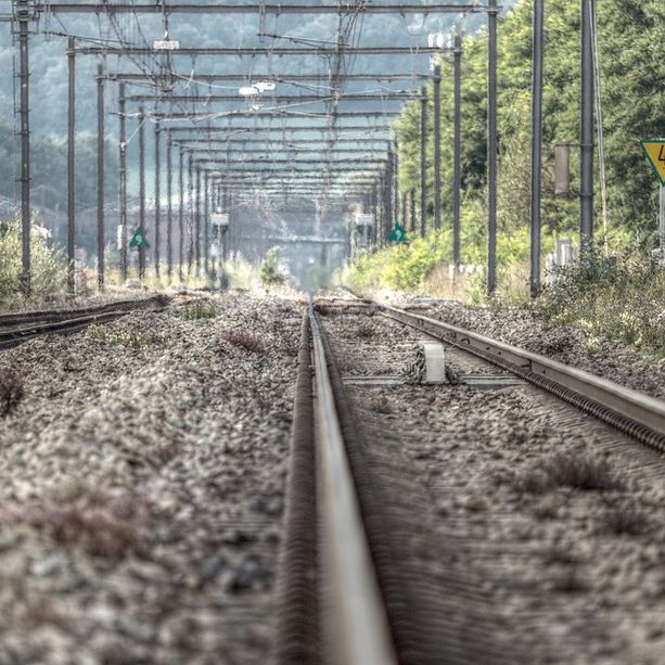 Aggredisce la moglie e poi si getta sotto un treno lungo la Torino-Alba: circolazione sospesa tra Carmagnola e Bra