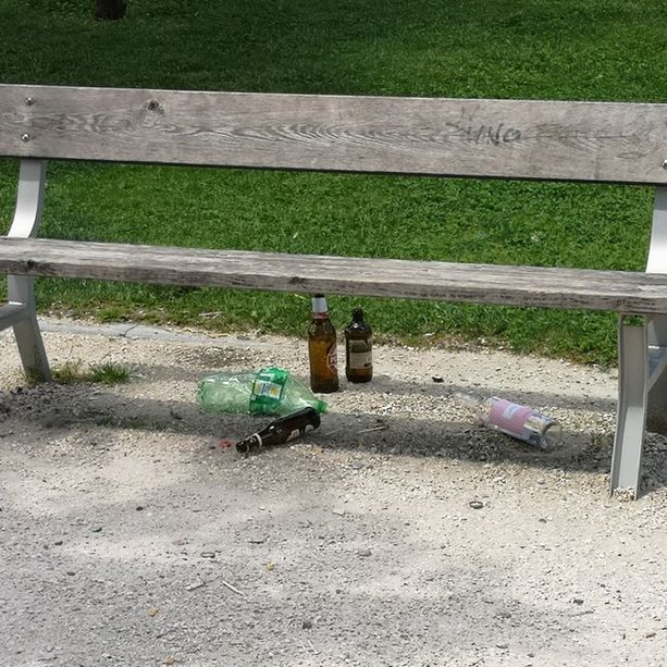 Bottiglie, cocci e rifiuti abbandonati ai giardini di via Cavalli e nell'area gioco dei bimbi: gli &quot;avanzi&quot; di una festa notturna [FOTO E VIDEO]