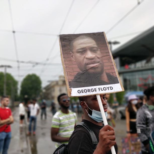Manifestanti in corteo a Torino: pugno in cielo per dire No al razzismo [FOTO]
