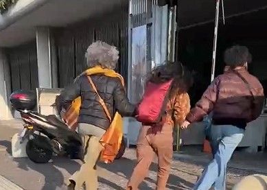 Extinction Rebellion, tensione al presidio alla Rai: in via Cavalli tentano un blitz e salta fuori una pistola