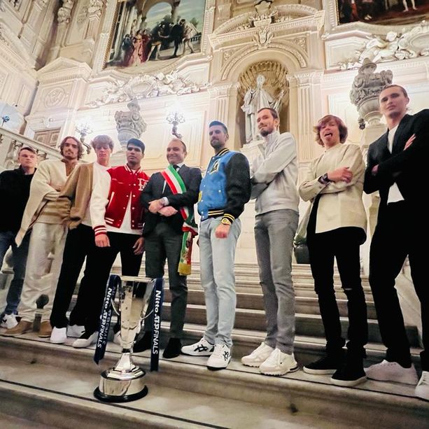 Tutti pazzi per le Atp Finals, grande folla al Blue Carpet: Sinner, Djokovic e Alcaraz i più ricercati [FOTO]