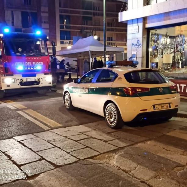 Principio di incendio in un locale di Borgo Dora, i residenti: “Vigili del fuoco bloccati dalle rastrelliere porta-bici” [FOTO]