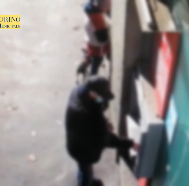 Erano l'incubo di chi prelevava al bancomat o usava il bus: 13 custodie cautelari per la banda dei borseggiatori