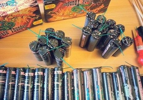 Una tonnellata e mezzo di fuochi d'artificio illegali e pericolosi sequestrati dalla Guardia di Finanza: un arresto