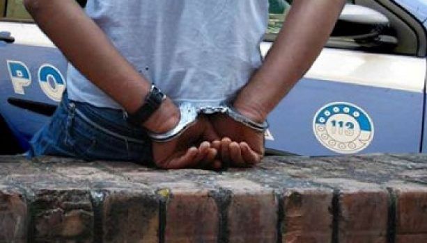 Ruba in una pizzeria, viene riconosciuto e scappa nel commissariato di Barriera Nizza