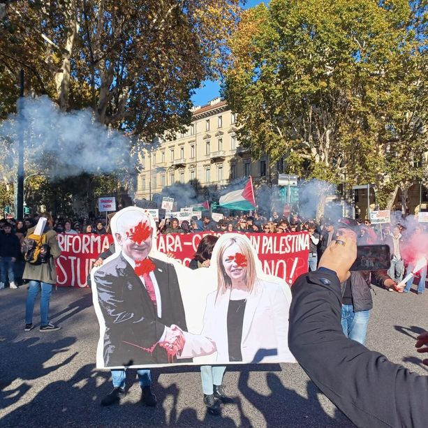 Studenti in piazza contro Israele e il governo Meloni: &quot;Fermiamo Valditara&quot;. Scontri in via Roma [VIDEO e FOTO]