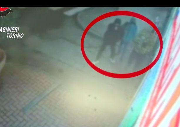 Cercano di saldare un debito rapinando un supermarket di Moncalieri: in arresto tre minorenni