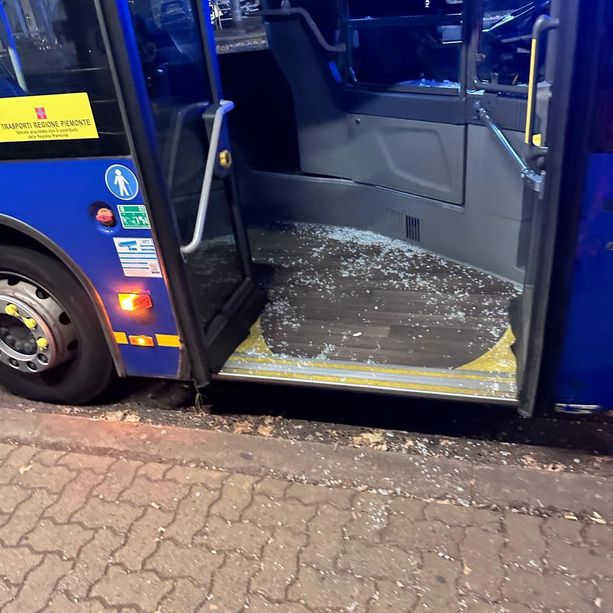 Autista aggredito sul bus in corso Regina: “Centrale operativa poco tempestiva. Io al telefono con i Carabinieri mentre venivo minacciato”