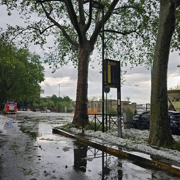 Chiuso per maltempo un tratto di corso Novara, allagato il controviale davanti a Scalo Vanchiglia